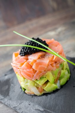 Kayrak üzerine Somon tartar