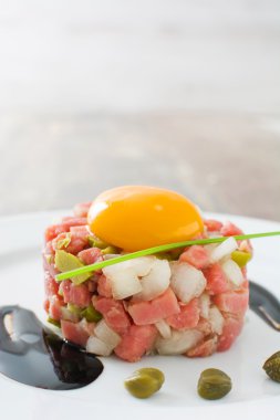 Biftek tartar ile bir yumurta sarısı