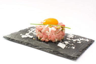 Biftek tartar ile bir yumurta sarısı