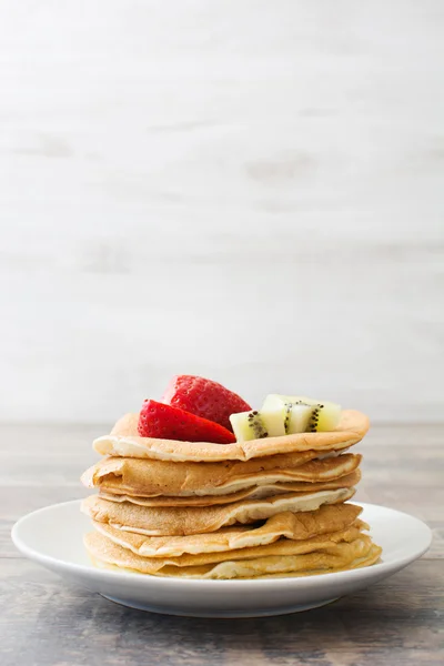 Panquecas americanas com kiwi e morangos — Fotografia de Stock