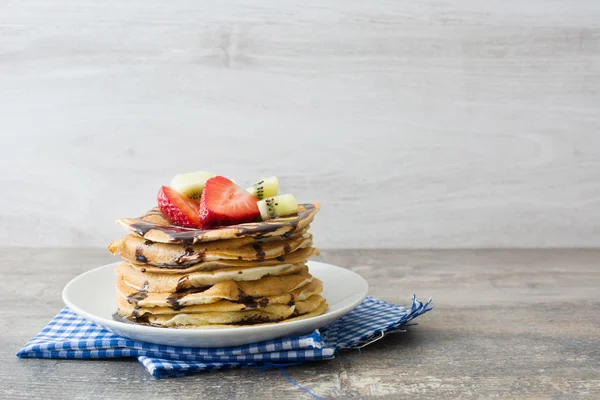 Panquecas americanas com kiwi e morangos — Fotografia de Stock