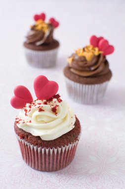 Valentin cupcake pembe bir arka plan üzerinde