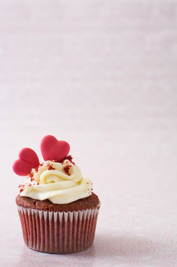 Valentin cupcake pembe bir arka plan üzerinde