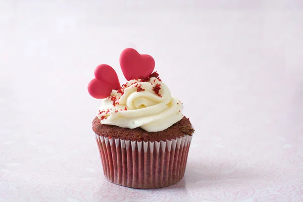 Valentin cupcake på rosa bakgrunn – stockfoto