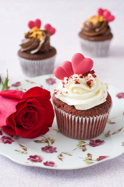 Cupcakes e rosa — Fotografia de Stock