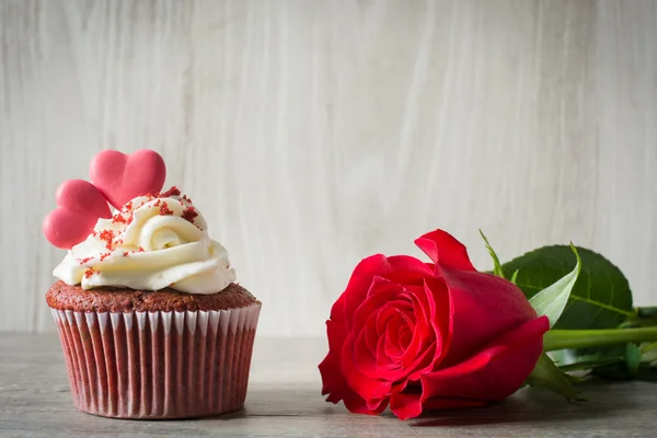 Cupcake e rosa — Fotografia de Stock