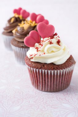 Valentin cupcake pembe bir arka plan üzerinde