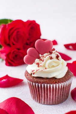 Valentin cupcake ve ahşap üzerine gül