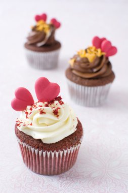 Valentin cupcake pembe bir arka plan üzerinde