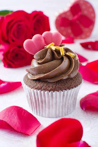 Valentin cupcake e rosas em madeira — Fotografia de Stock