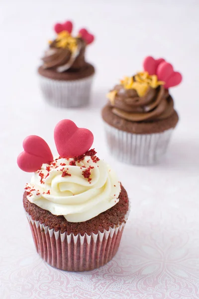 Cupcake de San Valentín sobre fondo rosa — Foto de Stock