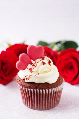 Valentin cupcake ve ahşap üzerine gül