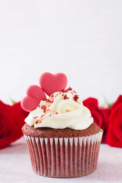 Cupcake de San Valentín y rosas en madera —  Fotos de Stock