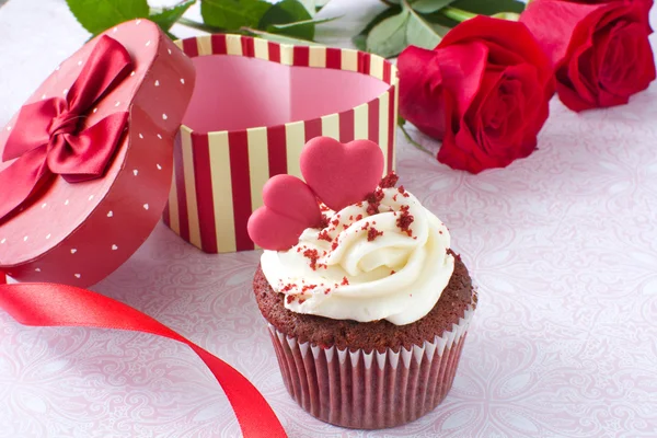 Valentin cupcake e rosas em madeira — Fotografia de Stock