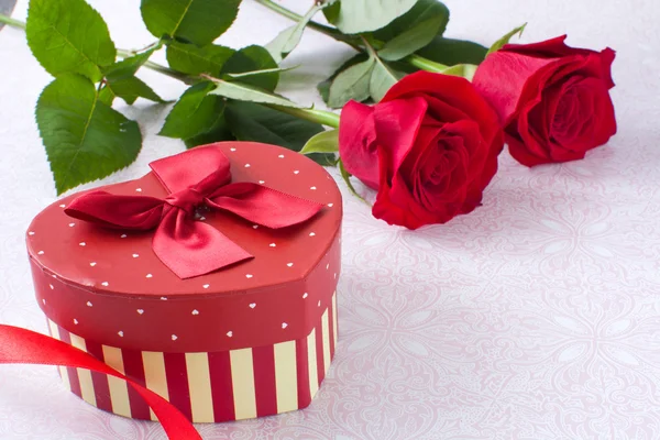 Caja de regalo con forma de corazón y rosas — Foto de Stock