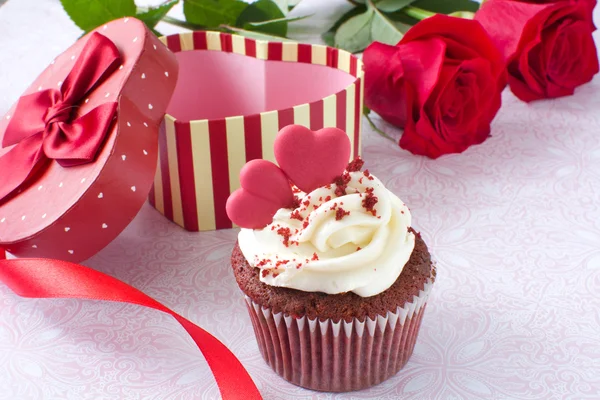 Valentin cupcake ve ahşap üzerine gül — Stok fotoğraf