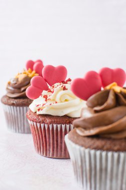 Valentin cupcake pembe bir arka plan üzerinde