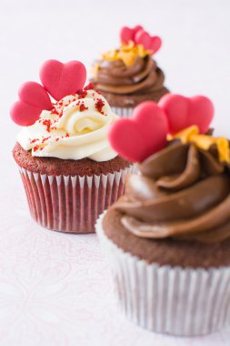 Valentin cupcake pembe bir arka plan üzerinde