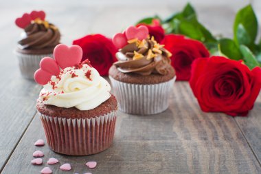 Valentin cupcake ve ahşap üzerine gül