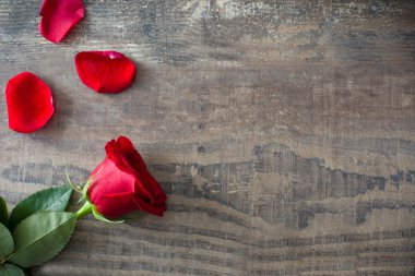 Valentin gül ve ahşap üzerine tatlı kalp