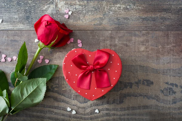 Geschenkbox mit Herzform und Rose auf Holz — Stockfoto