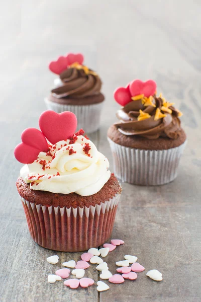 Valentin cupcake em madeira — Fotografia de Stock