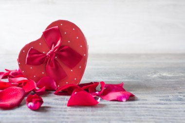 Kalp şekli ve yaprakları hediye kutusu