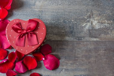 Kalp şekli ve yaprakları hediye kutusu