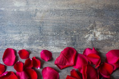 Ahşap üzerine kırmızı yaprakları