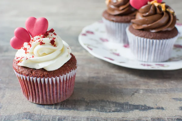 Valentim cupcakes em fundo de madeira — Fotografia de Stock