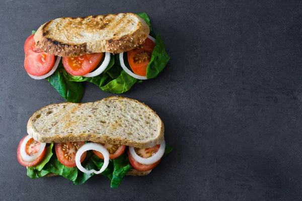 Veganské sendvič s listovým špenátem — Stock fotografie