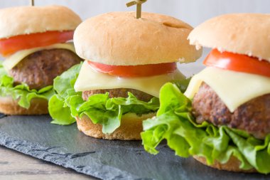 Üç hamburger peyniri ile