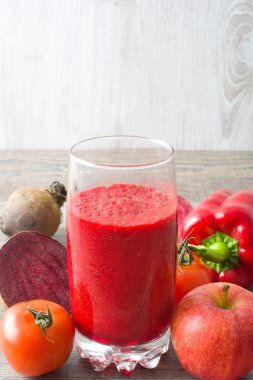 Pancar, biber, elma ve domates ile kırmızı Detoks