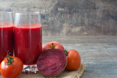 Pancar, biber, elma ve domates ile kırmızı Detoks