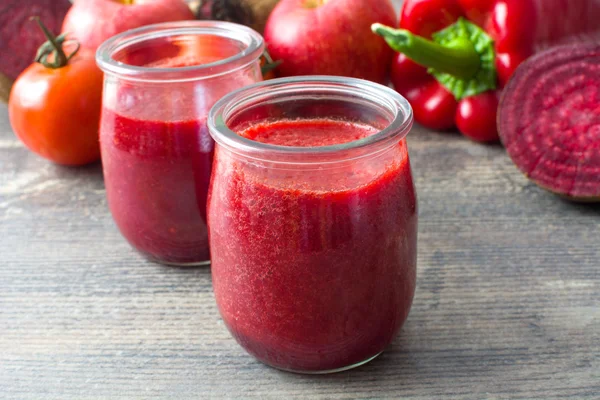 Desintoxicación roja con remolacha, pimienta, manzana y tomate — Foto de Stock