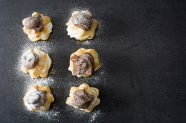 Krem ve kayrak üzerinde buzlanma çikolata ile taze profiterol