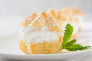 Kremalı taze profiterol