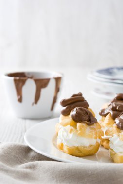 Kremalı taze profiterol