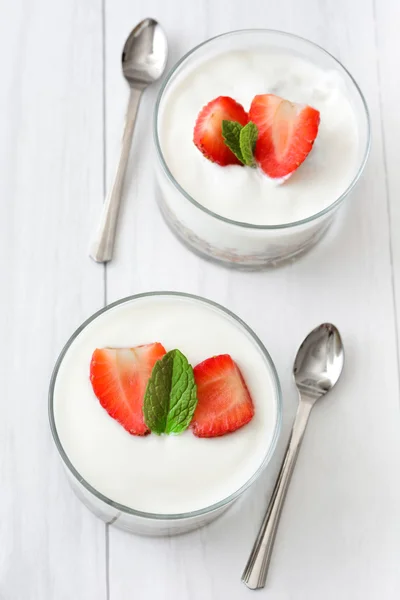 Йогурт з крупами і полуницею — стокове фото