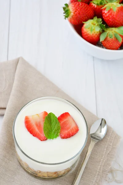 Йогурт з крупами і полуницею — стокове фото