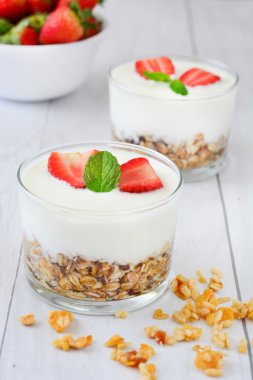 Yoğurt Hububat ve çilek ile