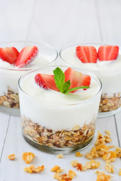 Yogur con cereales y fresas —  Fotos de Stock