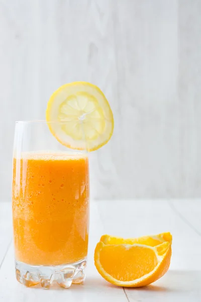 Orange juice on wood background — Stock Photo, Image