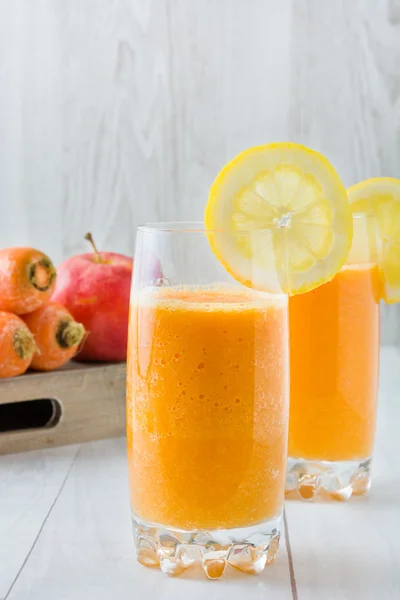 Narancs, az alma és a sárgarépa turmix — Stock Fotó
