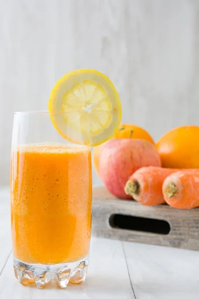 Narancs, az alma és a sárgarépa turmix — Stock Fotó