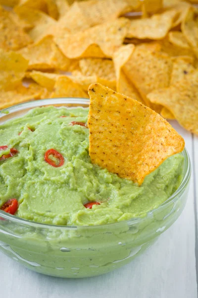 Guacamole com nachos — Fotografia de Stock