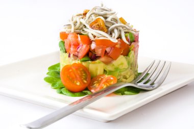 Sebze ve bebek yılan balığı veya elvers tartar