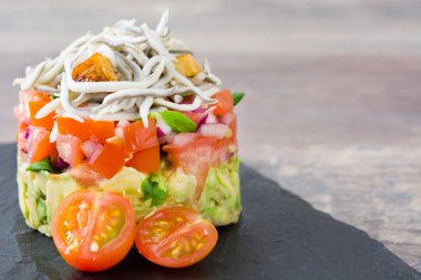 Sebze ve bebek yılan balığı veya elvers tartar kayrak üzerine