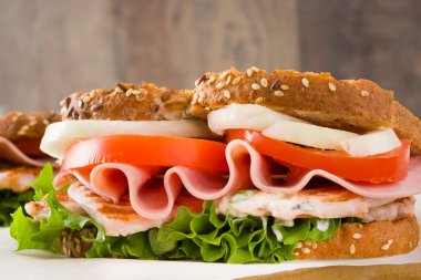 Tavuk ve sebze sandviç