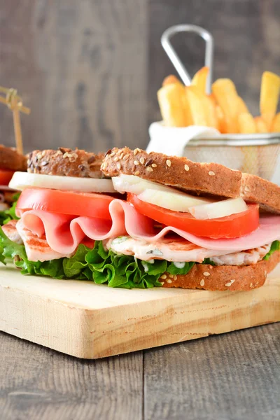 Sandwich mit Huhn und Gemüse — Stockfoto